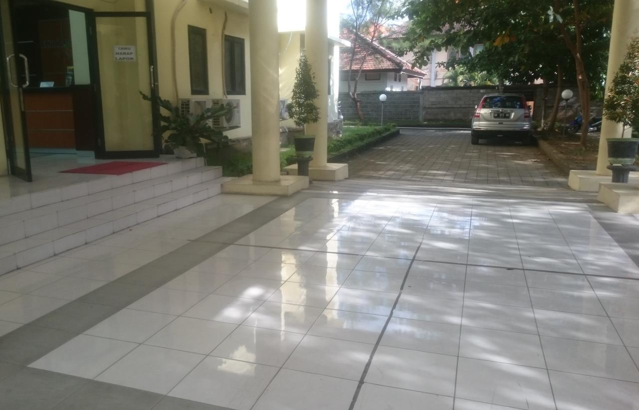 Edutel Undiksha Hotel Singaraja Buitenkant foto